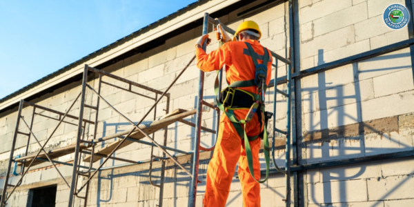Construction and scaffolding safety practices with PPE and secure platforms in UAE